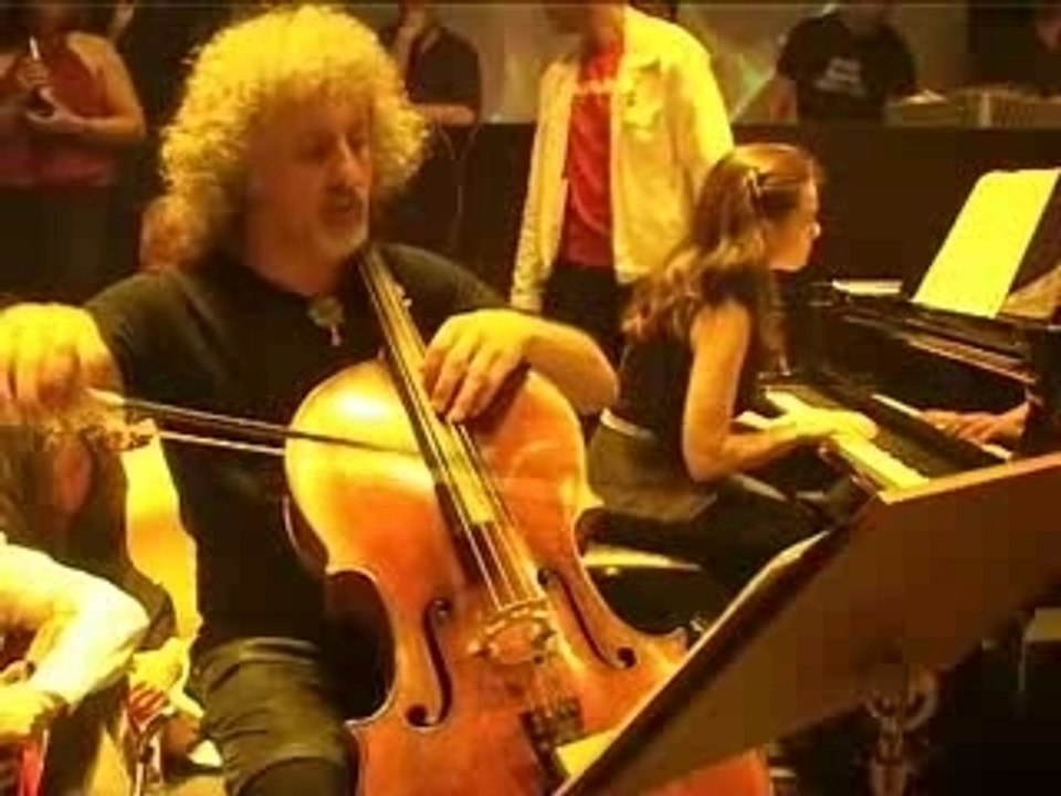 Mischa Maisky plays Romanian Folk Dances (Bela Bartok)