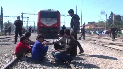 Sığınmacılar Yük Treninin Geçişine Engel Oldu - İdomeni