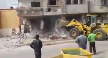 Download Video: Le conducteur d'une pelleteuse coince sa machine pendant une démolition