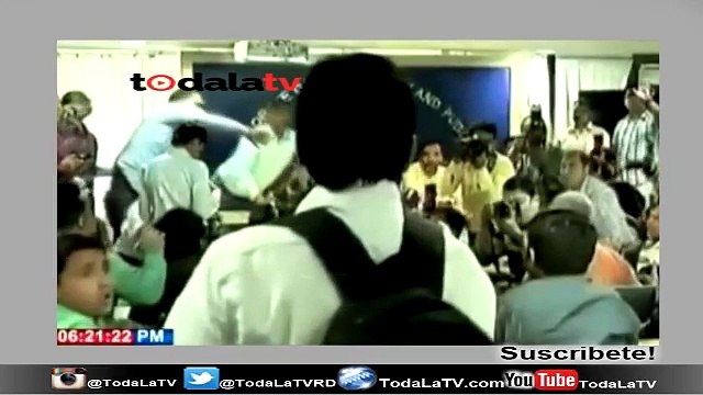 LANZAN ZAPATO AL JEFE DE GOBIERNO DE NUEVA DELHI EN LA INDIA-MÁS QUE NOTICIAS-VIDEO