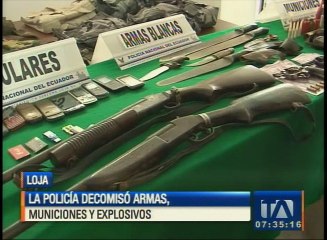 Policía decomisa armas, municiones, explosivos y uniformes de uso militar