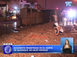 Miles de cabezas de camarón regadas en la calle luego que camión se volcó