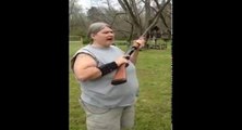 Une maman en colère tire au fusil à pompe sur un smartphone