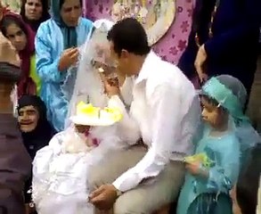 عضاتــو بفمها  تفرج شعمللها  ملا عرس و ملا حكاية ههههههههه