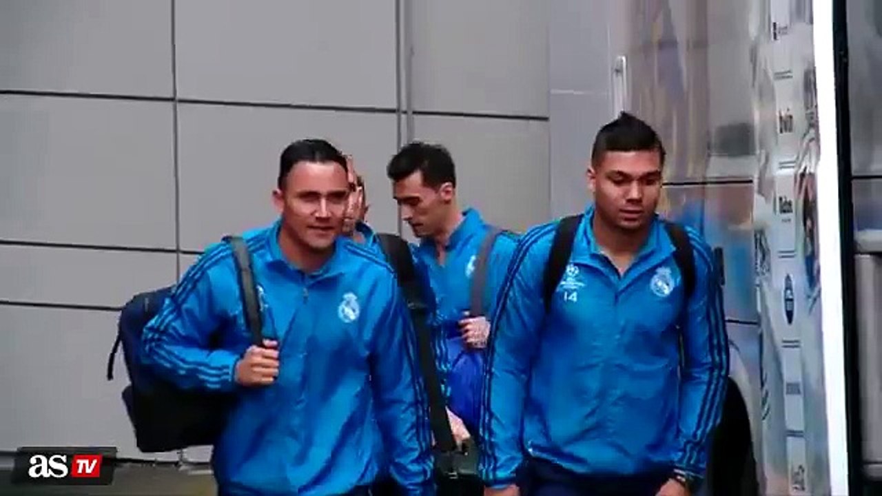 Cristiano Ronaldo honks his horn like there’s no tomorrow at cameramen in front of his car