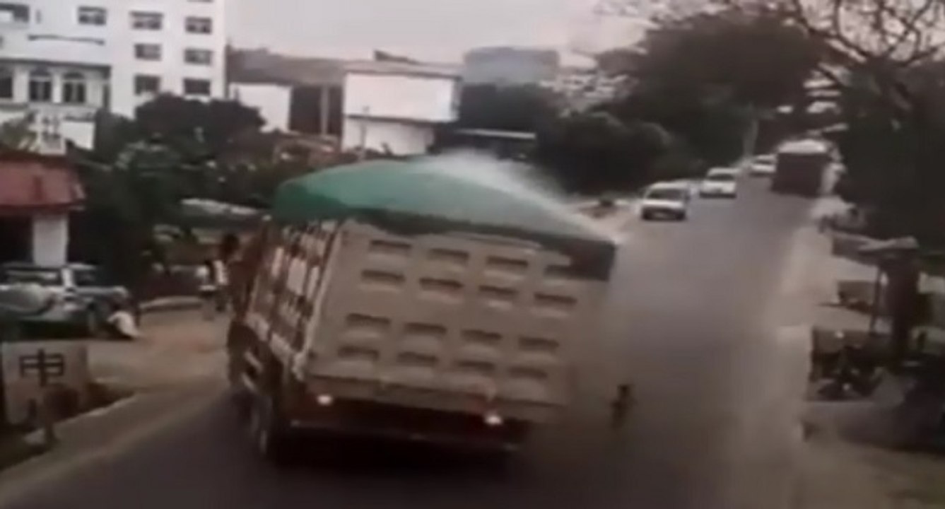 Un camion se renverse en évitant un enfant sur la route