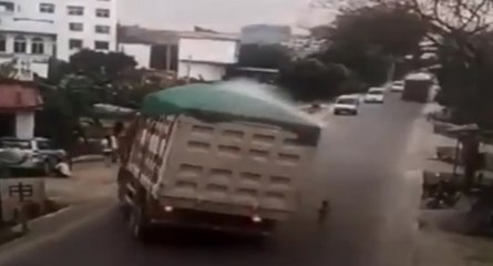 Un camion se renverse en évitant un enfant sur la route