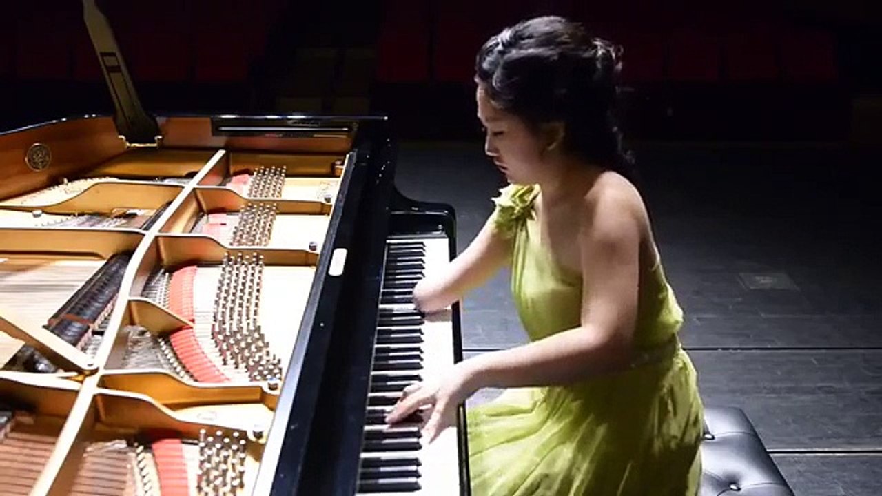 Modul în care această fată cântă la pian te va uimi cu siguranță! Chiar dacă mâna dreaptă