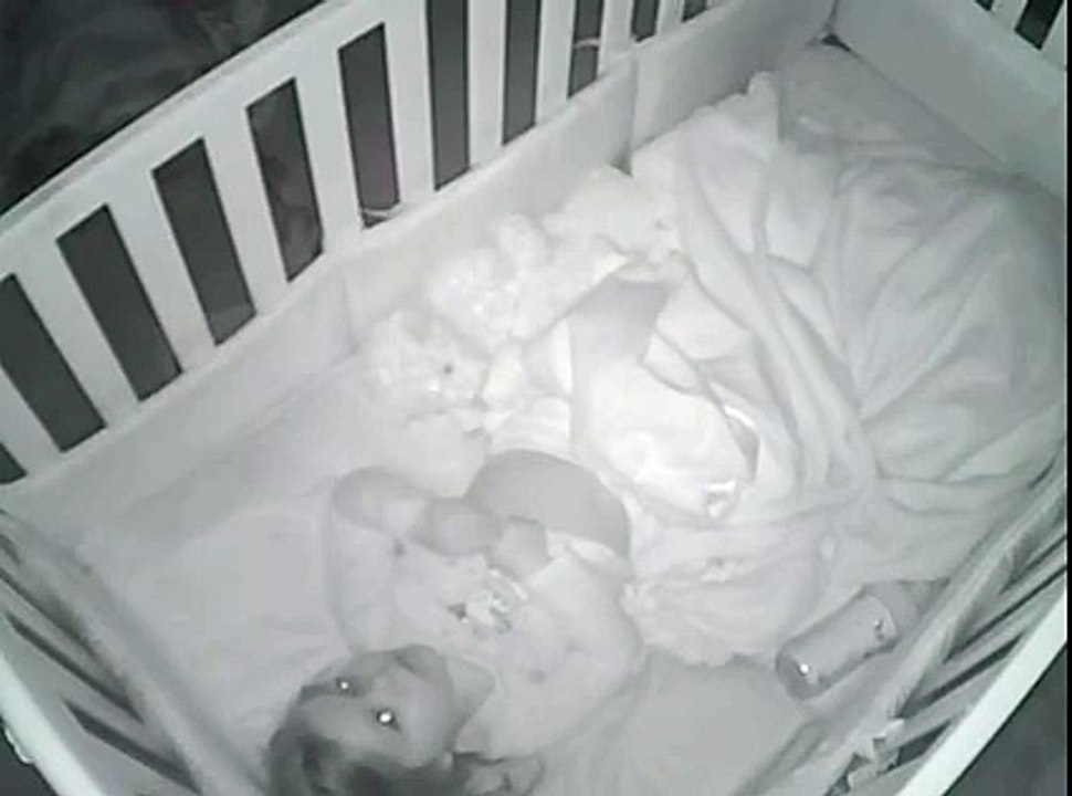 Elle place sa fille de 2 ans au lit puis voit ça sur le moniteur, elle s'empresse d'appuyer sur enregistrer!