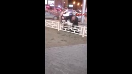 Öfkeli Rahip Boynundaki Haçla Sokak Ortasında Adam Dövdü