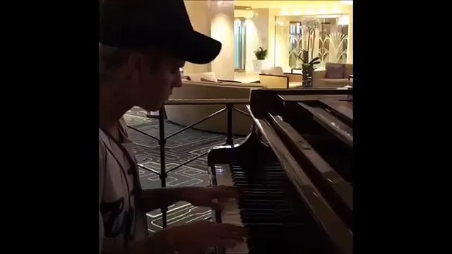 Justin Bieber playing Hotline Bling by Drake & Work by Rihanna on the piano! (World Music 720p)