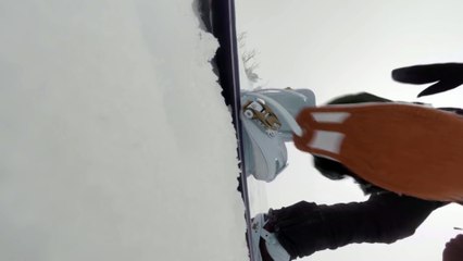 Elle se fait poursuivre par un ours en snowboard
