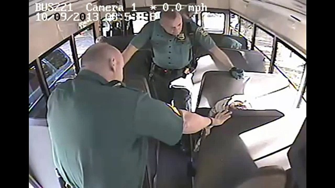 Un policier casse le bras dun enfant de 16 ans