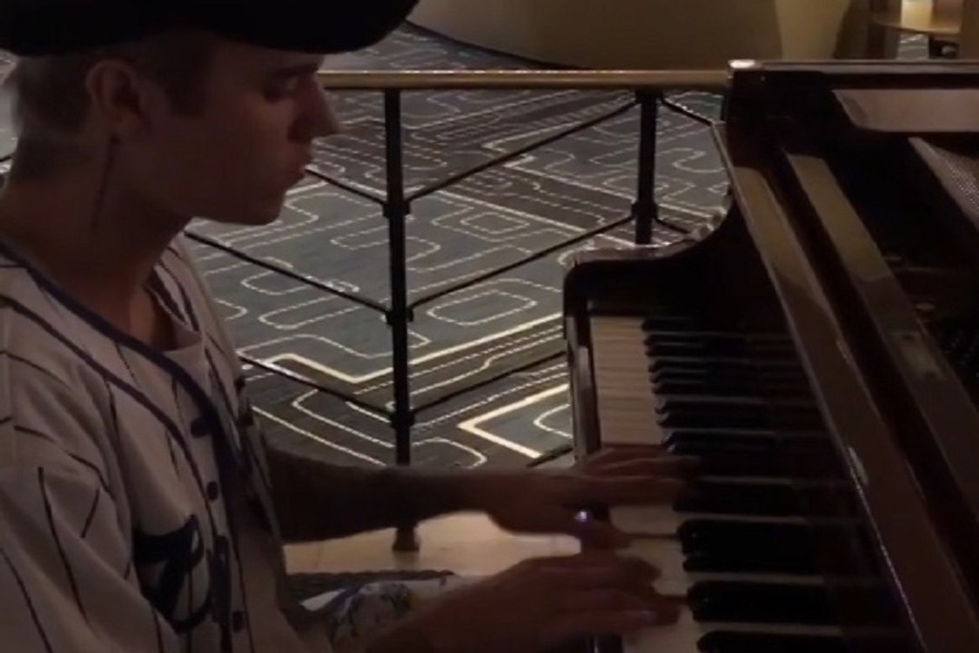 Justin Bieber toca el piano en el hall de un hotel