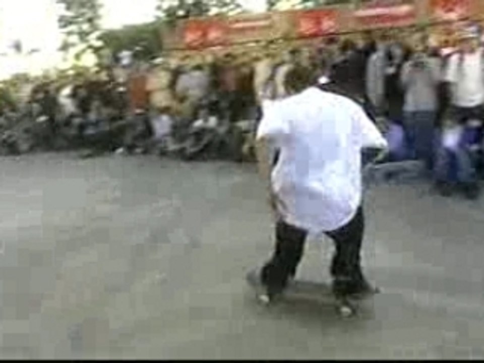 Paul Rodriguez versus Eric Koston in SKATE 2003