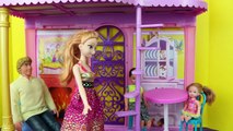 ELSA STEALS ANNAS SHOES! Frozen Kids Krista and Kristoff Jr Go To Barbie Park DisneyCarToys