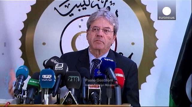 Il ministro degli esteri italiano Gentiloni, primo rappresentante estero in Libia dal premier Sarraj