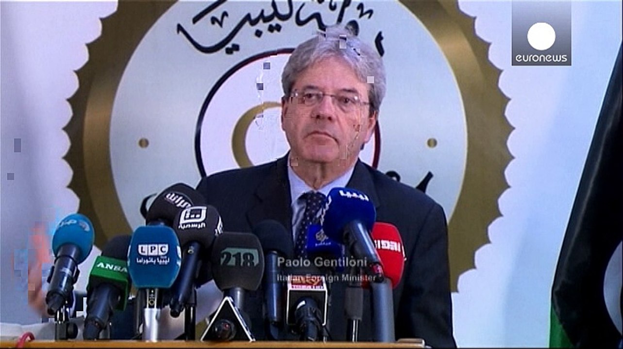 Il ministro degli esteri italiano Gentiloni, primo rappresentante estero in Libia dal premier Sarraj