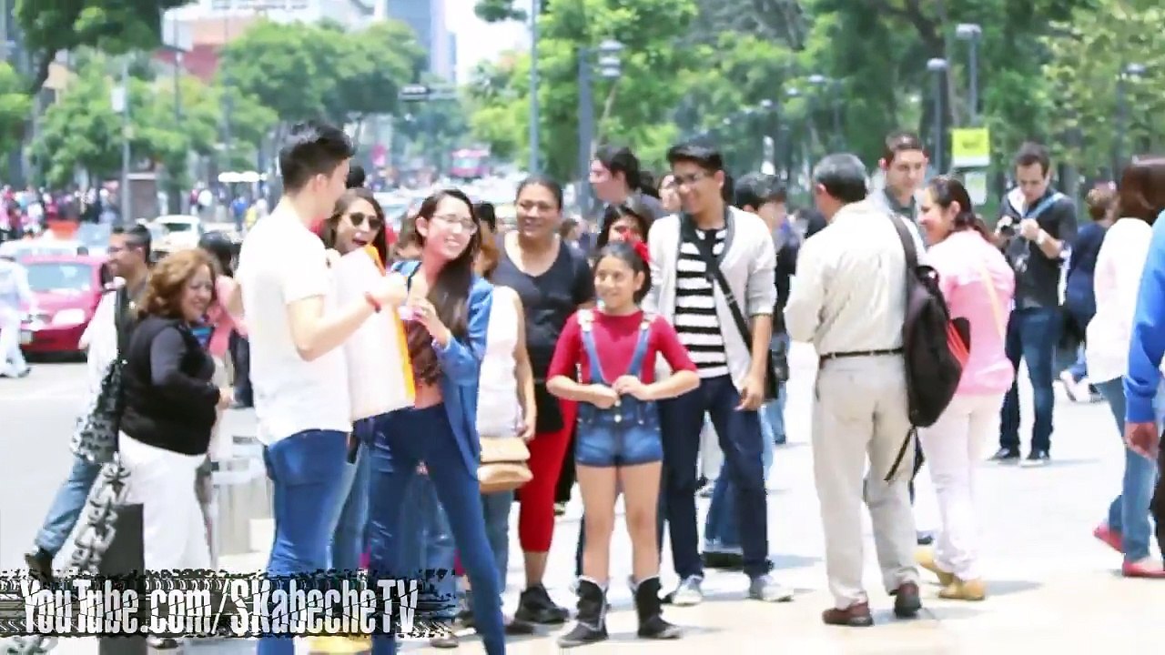 Bésame Estoy Desesperado | Besos en la calle | SKabeche