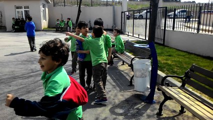 Mert kendini düğünde sanıyor