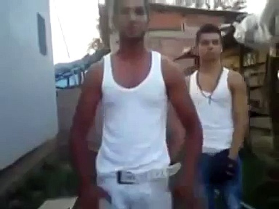 هندي يلعب اثقال.wmv
