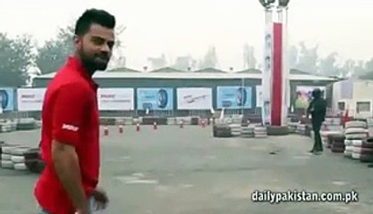 virat kohli Playing Cricket in Street