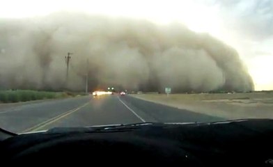 Arabasıyla Toz Fırtınasının İçinden Geçti