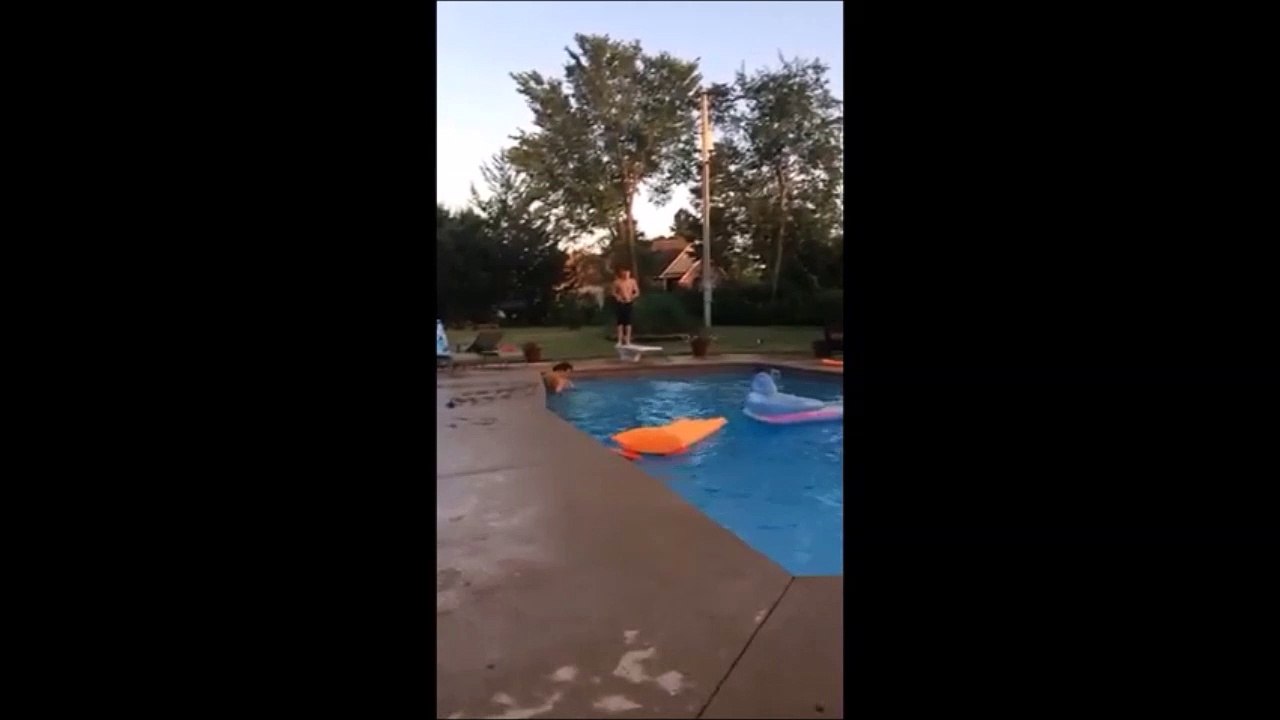 Joli réflexe pour éviter de se prendre un ballon en pleine tête