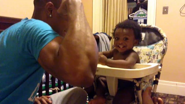 Bébé musclor essaie de faire comme papa... Aller on contracte les muscles