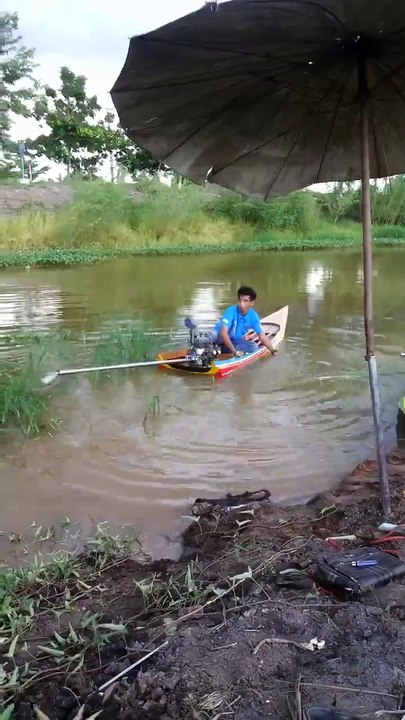 Un tout petit bateau avec un moteur surpuissant. Dingue...