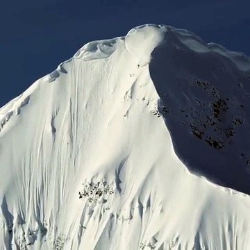 Candide Thovex descend l'Eagle Peak en ski freeride