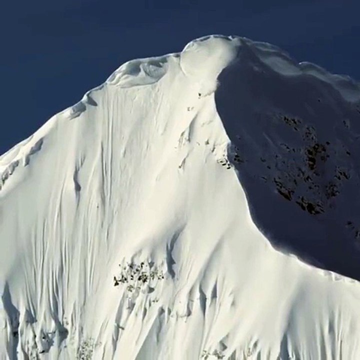 Candide Thovex descend l'Eagle Peak en ski freeride