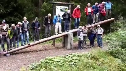 Khi các cụ hồi xuân :))Share : Clip Xôn Xao