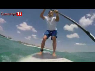 Sörf yaparken köpekbalığı ile çarpıştı