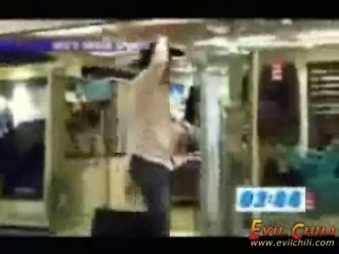 Poursuivi par des agents de sécurité,marrant