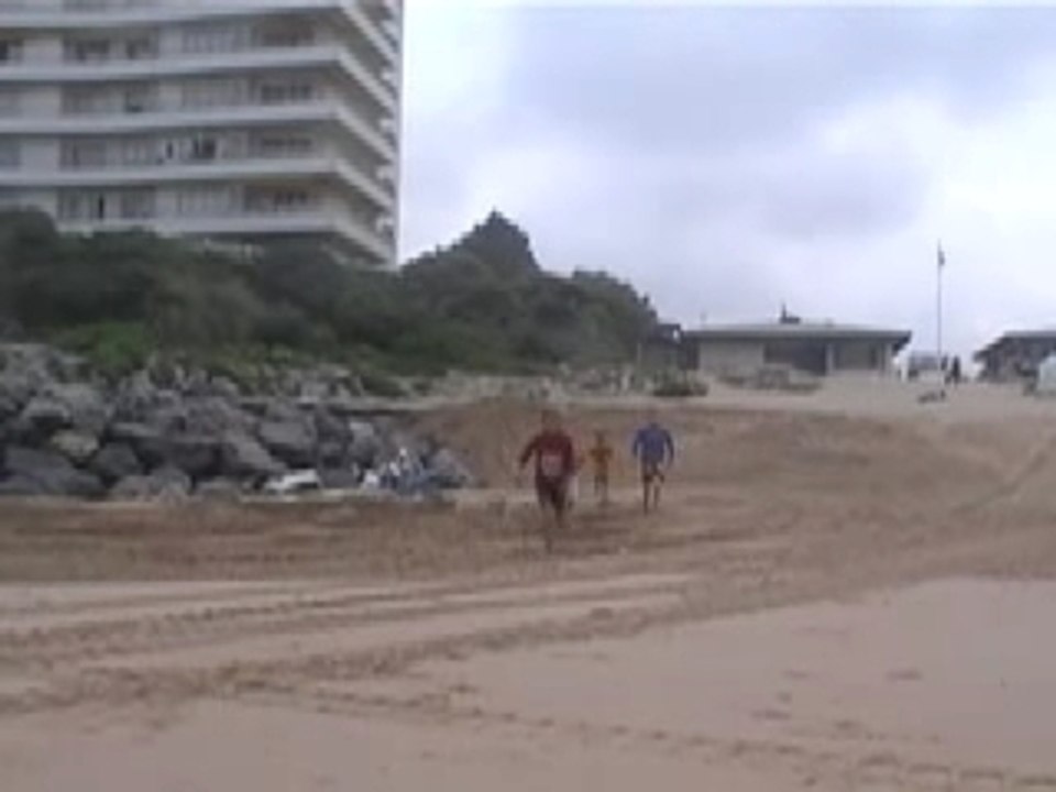 Délia : la jeune surfeuse