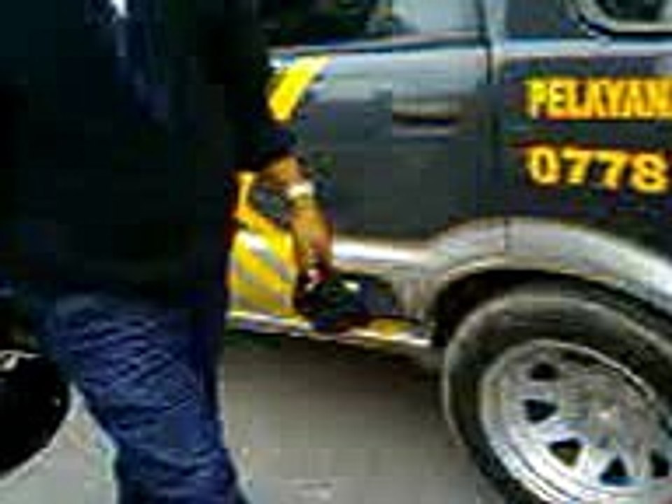 Esd Kamis 4 11 2010 jatuhnya komponen pesawat qantas airline di batam 2