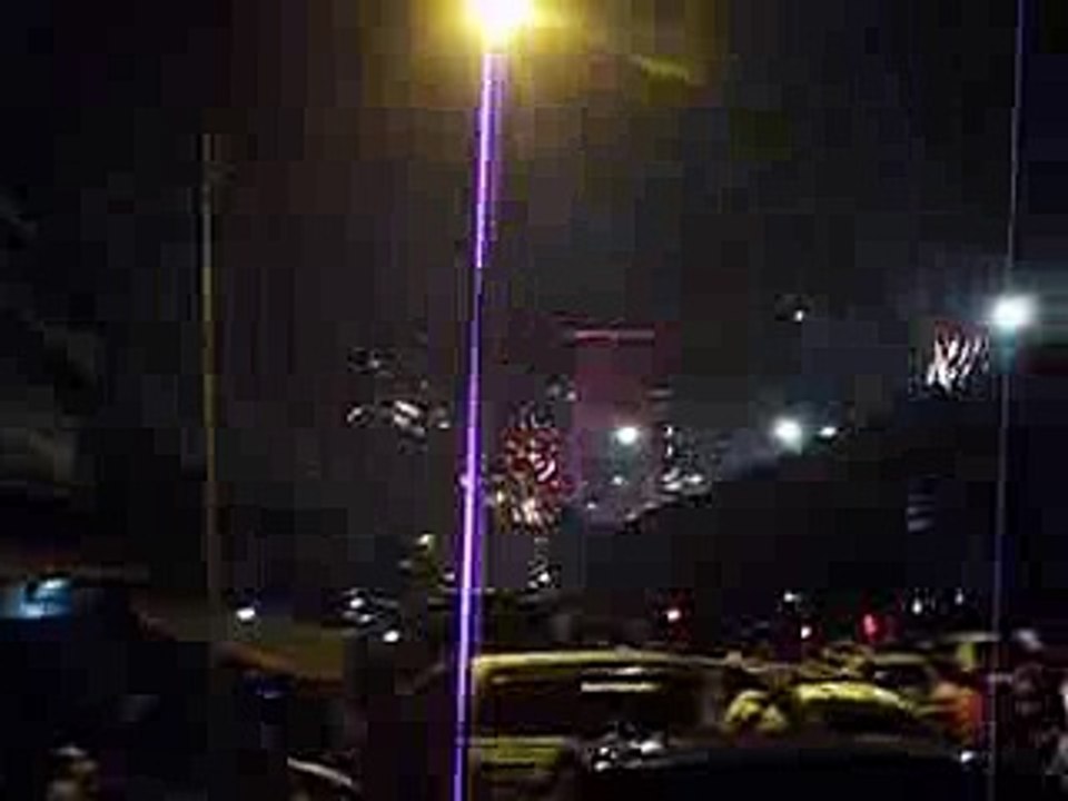 Kemeriahan tahun baru di samping jembatan Ampera