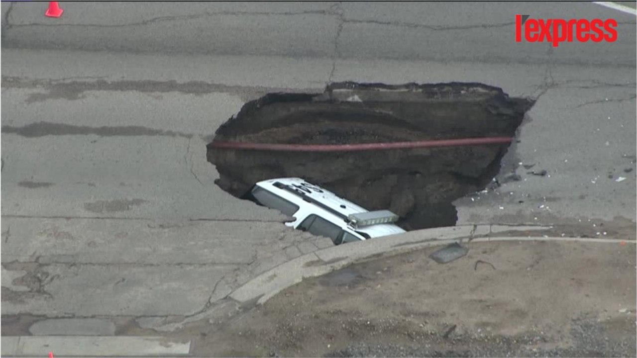 Un trou géant se forme en plein milieu d'une route en Californie