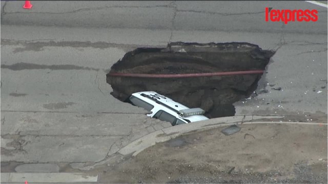 Un trou géant se forme en plein milieu d'une route en Californie