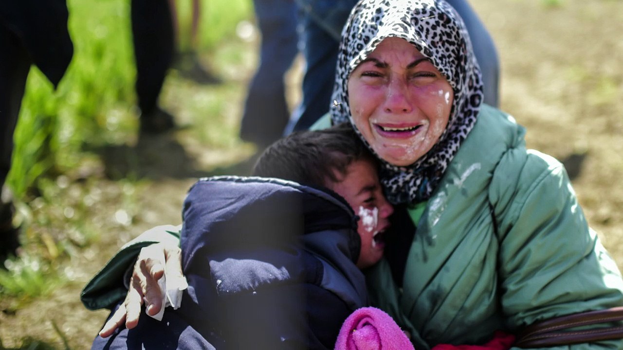 Idomeni : la police tire des gaz lacrymogènes c...