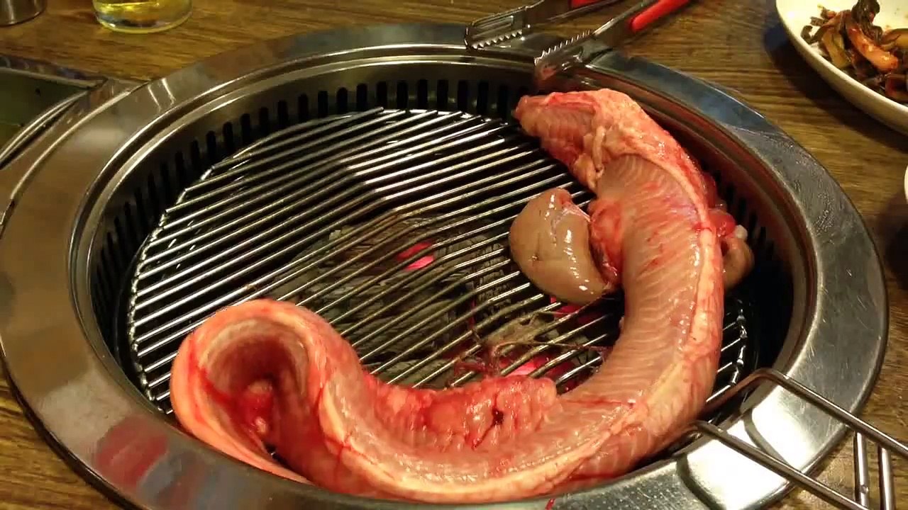 shocking clip of cooking eel alive in Seoul.