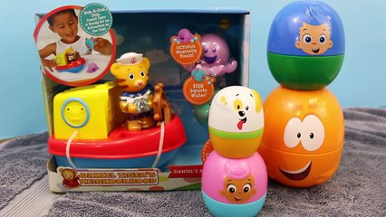 Скачать видео: Bubble Guppies Surprise Eggs & Daniel Tigers Neighborhood Bath Toy Boat DisneyCarToys