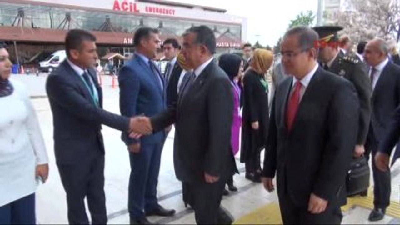 Kilis Bakan Yılmaz Roketli Saldırıda Hayatını Kaybeden Emin Yaşar Onarıcı'nın Cenazesine Katıldı-1