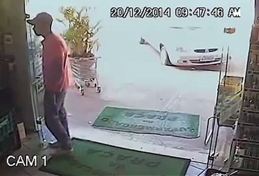 IL LADRO PUNTA LA PISTOLA ALLA TEMPIA DI UN UOMO, GUARDATE LA SUA REAZIONE…DA PELLE D’OCA!