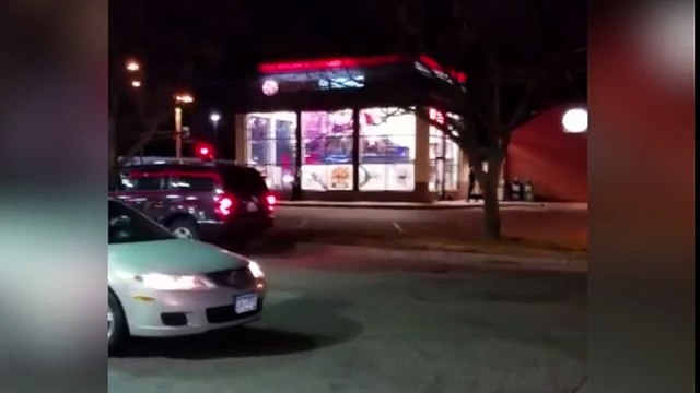 Empleados de Burguer King rompen cristales a patadas por broma