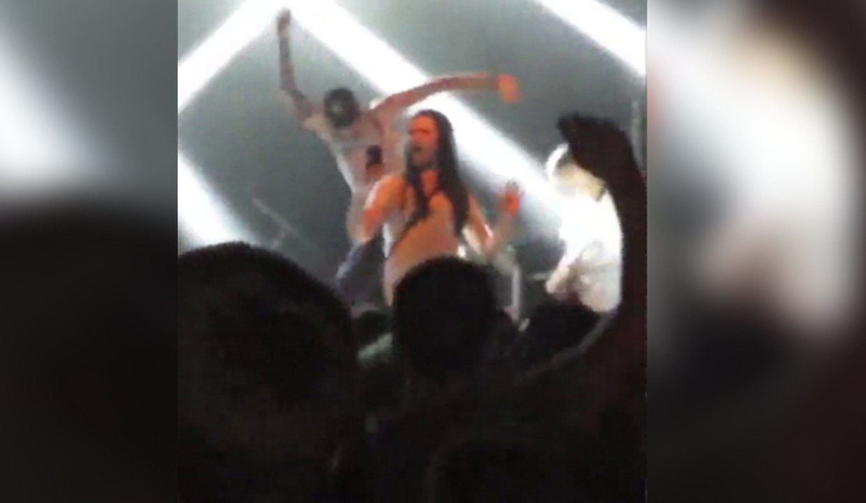 Le chanteur d'un groupe éjecte une fan qui se prend en selfie