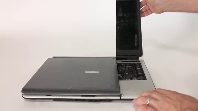 Un jet d'eau sur puissant coupe un ordi en deux !!