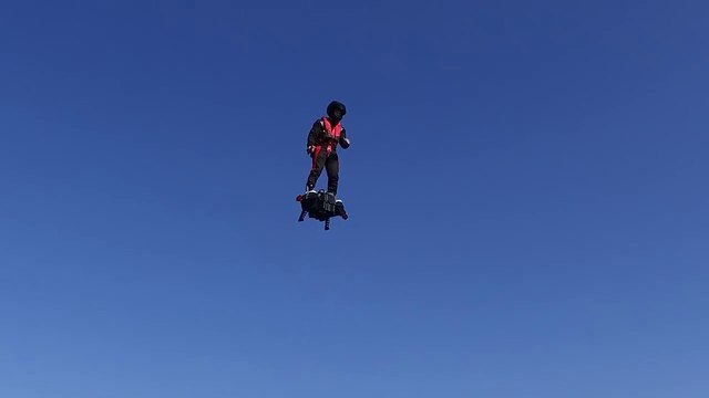 Le tout premier test du Flyboard Air par le français Franky Zapata