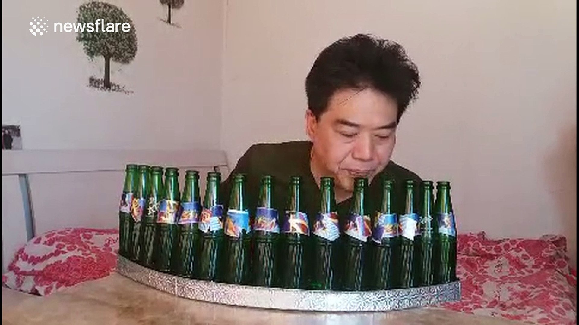 ⁣Man uses bottles to recreate famous Chinese pop song